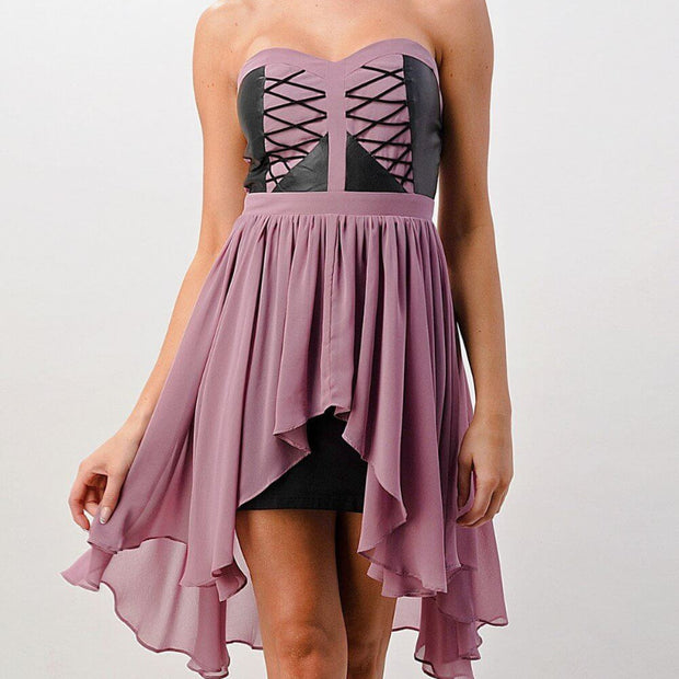 Vestido sin tirantes con cordones, corte alto y bajo 