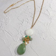 Collier avec pendentif en forme de goutte en jade et verre de mer