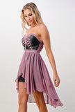 Vestido sin tirantes con cordones, corte alto y bajo 