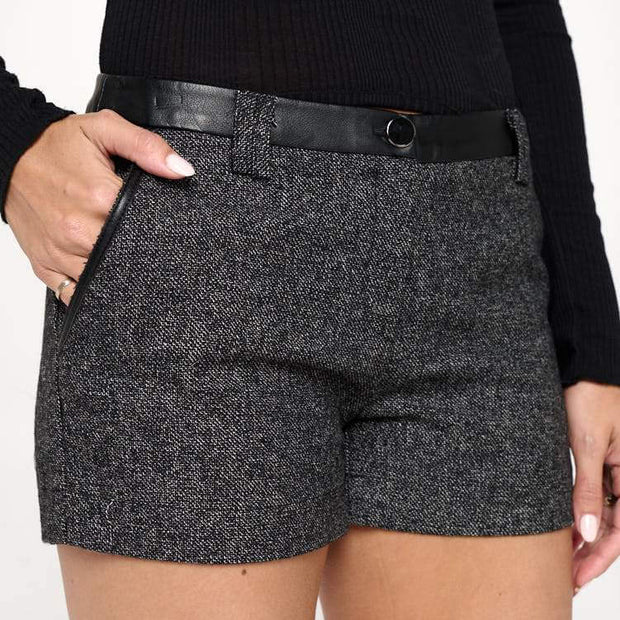 Pantalones cortos con ribete de cuero de tweed 