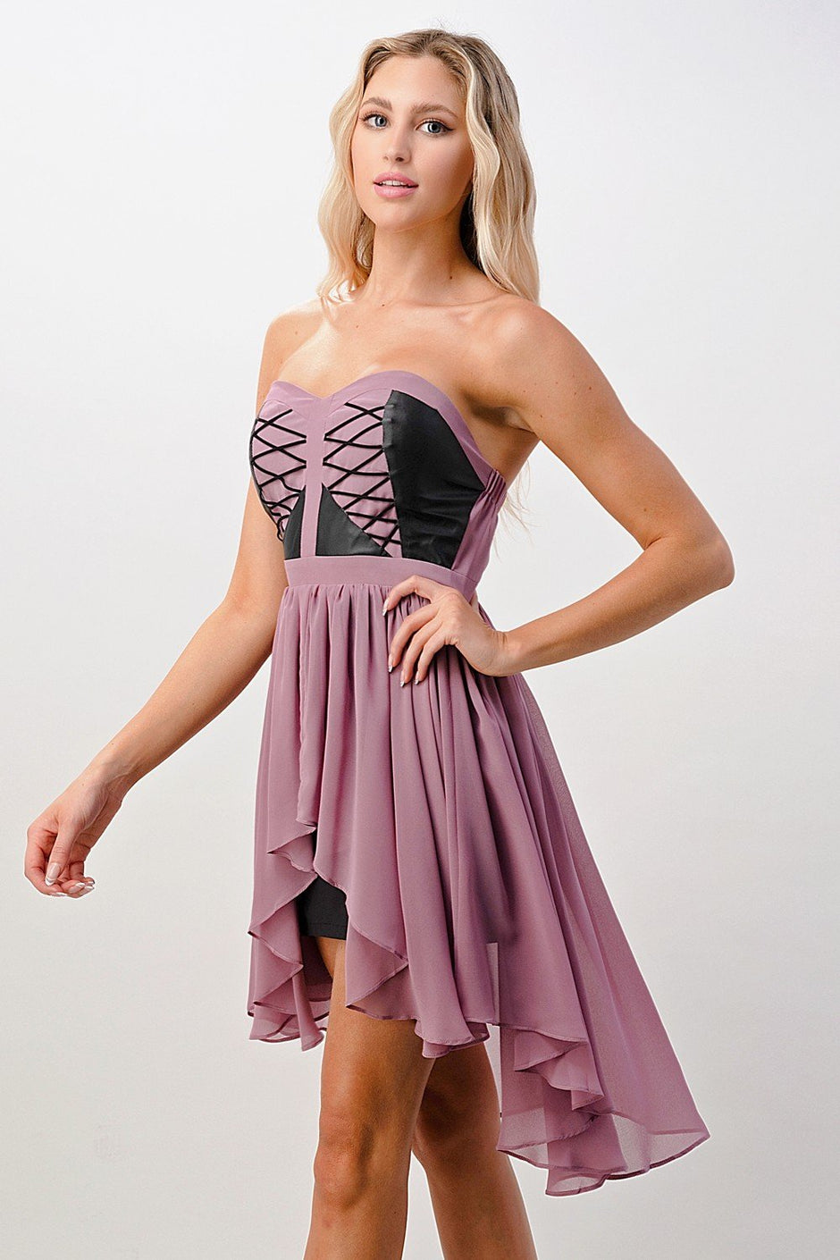Vestido sin tirantes con cordones, corte alto y bajo 
