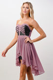 Vestido sin tirantes con cordones, corte alto y bajo 