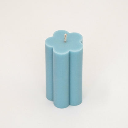 Bougies piliers en forme de marguerite.