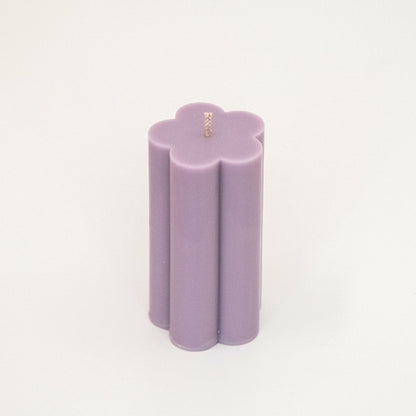 Bougies piliers en forme de marguerite.