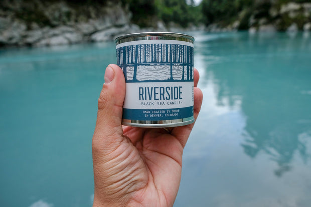 Bougie parfumée au bord de la rivière 