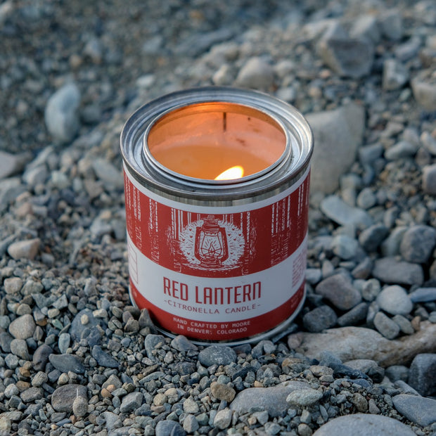 Bougie à la citronnelle dans une lanterne rouge 