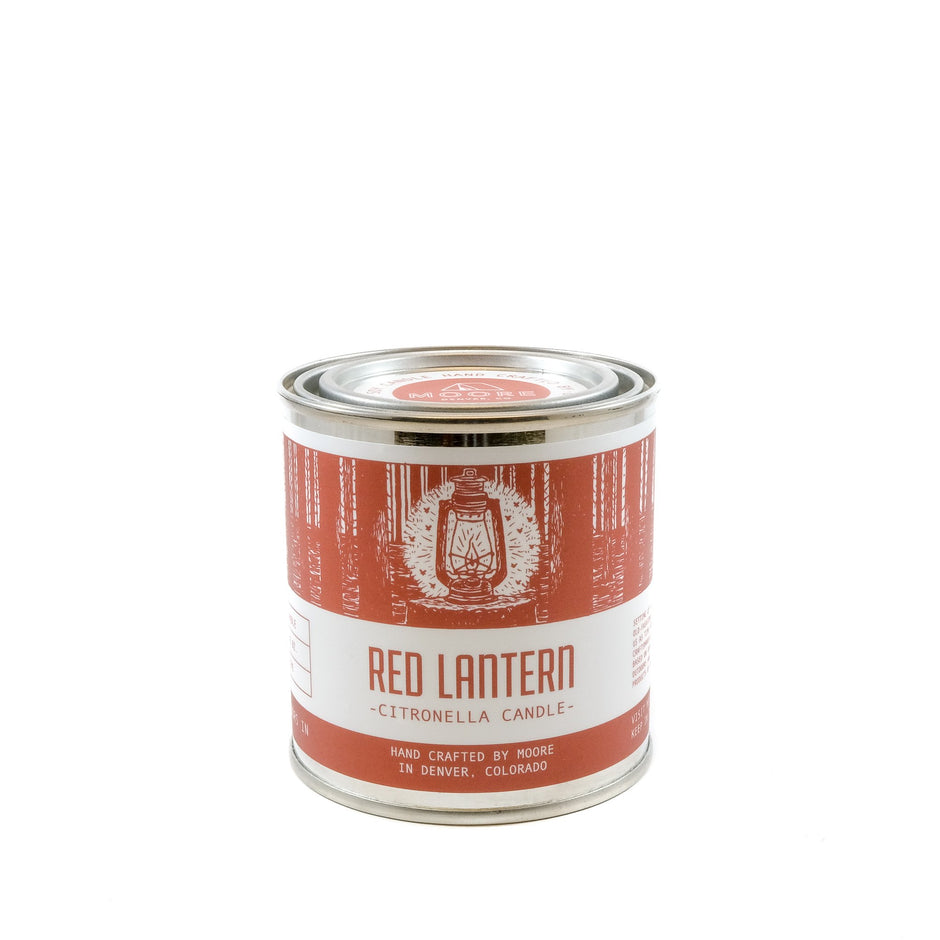 Bougie à la citronnelle dans une lanterne rouge 