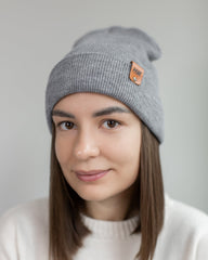 HAAKWEAR Bonnet à Revers en Tricot - Gris Koala