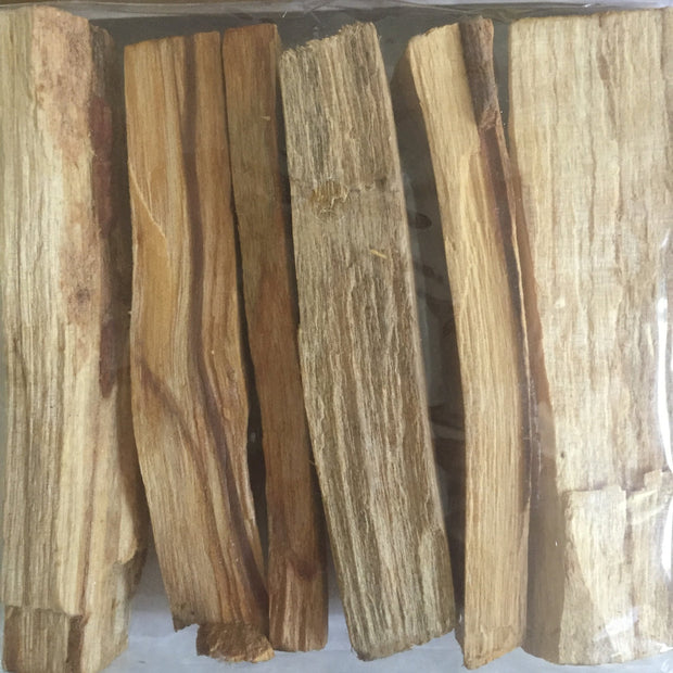 Piezas de madera de Palo Santo.
