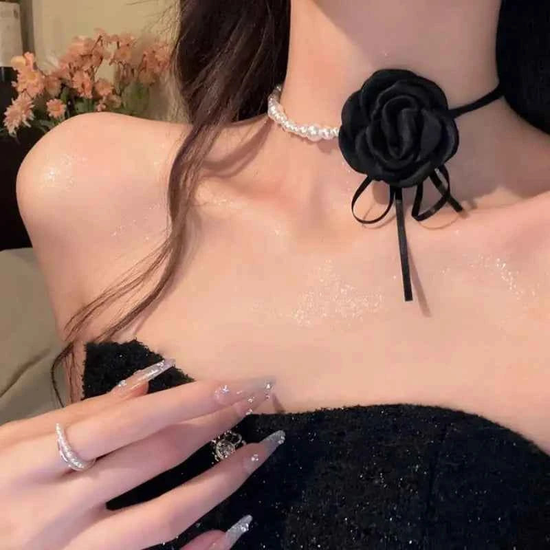Floral Choker Necklace with Pearl Chain – Elegant and Stylish Women’s Accessory