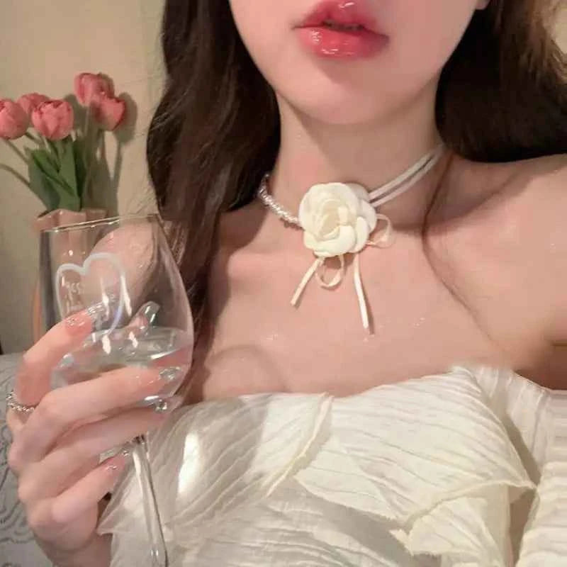 Floral Choker Necklace with Pearl Chain – Elegant and Stylish Women’s Accessory