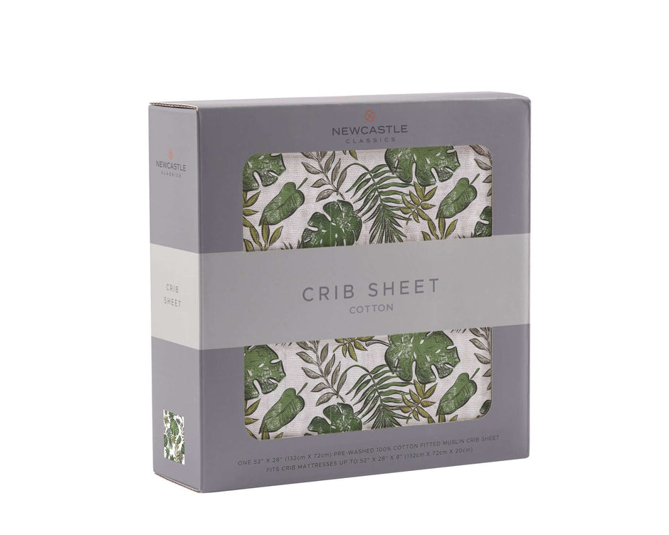 Tropical forest crib sheet in a cotton fabric, featuring green leaves and plants, perfect for nursery decor.