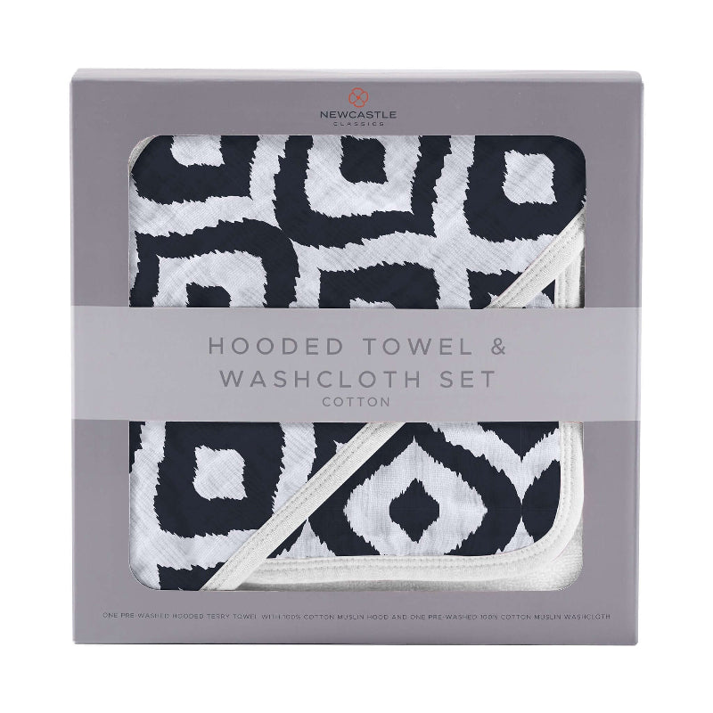 Hooded towel and washcloth set in black and white design, made of cotton, suitable for babies and toddlers.