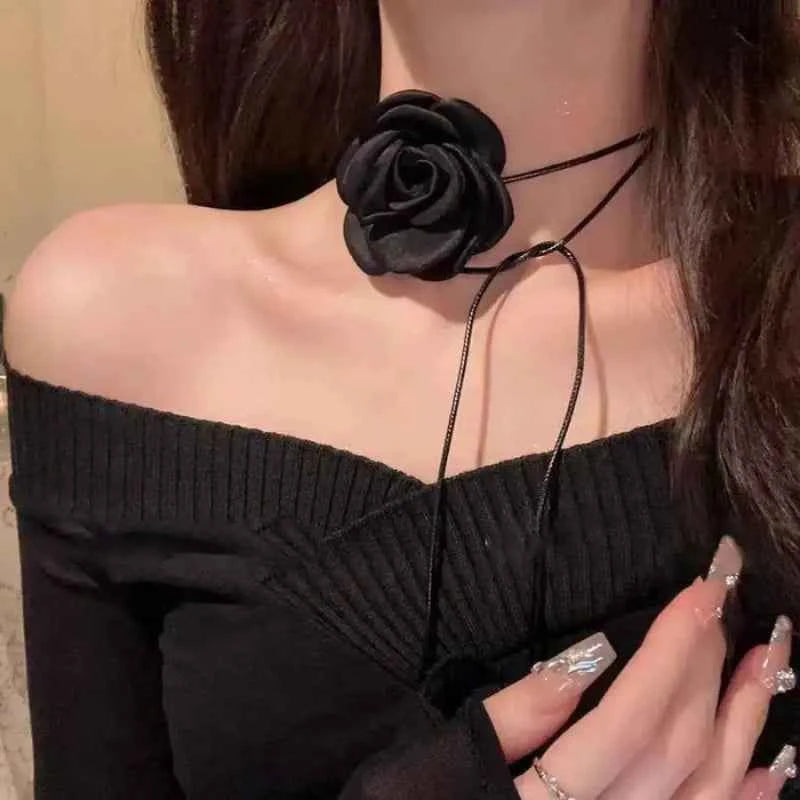 Floral Choker Necklace with Pearl Chain – Elegant and Stylish Women’s Accessory