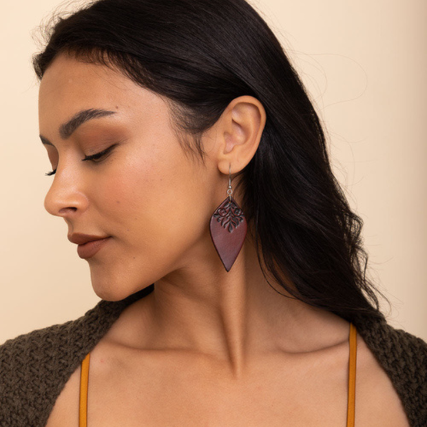 Pendientes de cuero con hojas grabadas