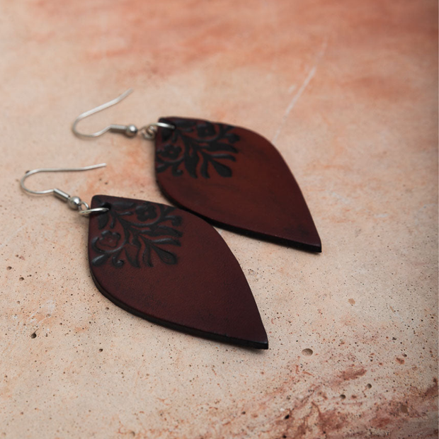 Pendientes de cuero con hojas grabadas