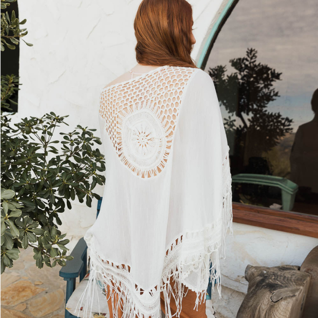 Kimono con borlas y medallón de crochet.