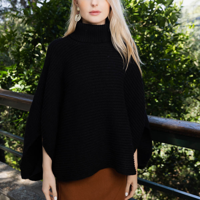 Ponchos à col roulé en tricot côtelé avec manches.