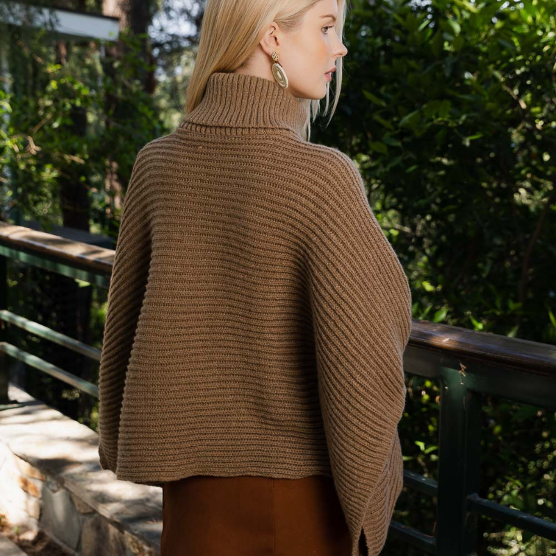 Ponchos à col roulé en tricot côtelé avec manches.