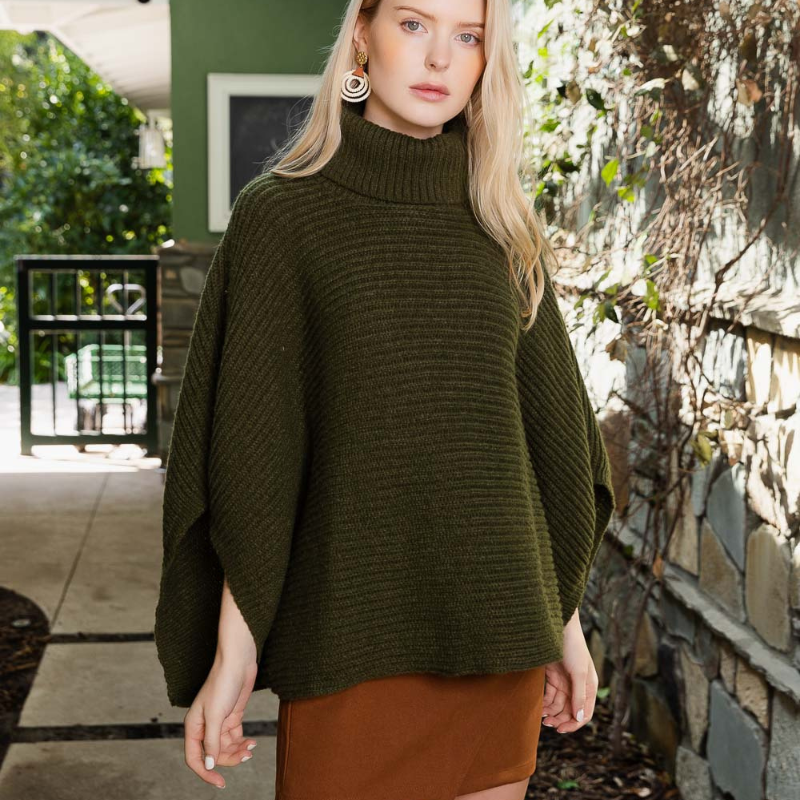 Ponchos à col roulé en tricot côtelé avec manches.