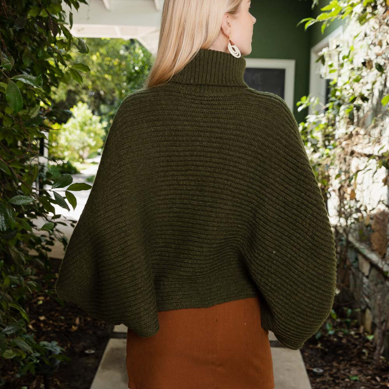 Ponchos à col roulé en tricot côtelé avec manches.