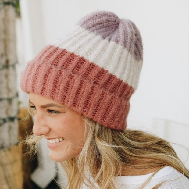 Gorros de punto con bloques de color.