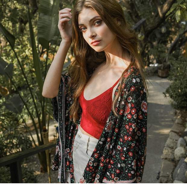 Kimono con lazo frontal y diseño floral.