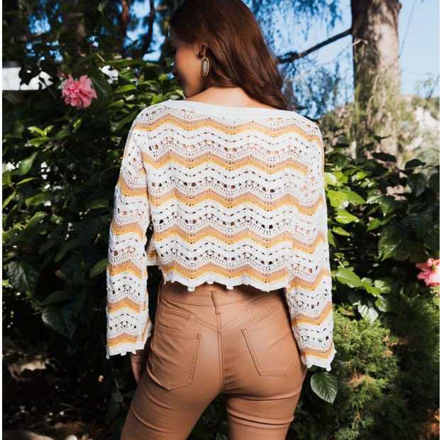 Tops cortos acampanados con diseño elegante de chevron.