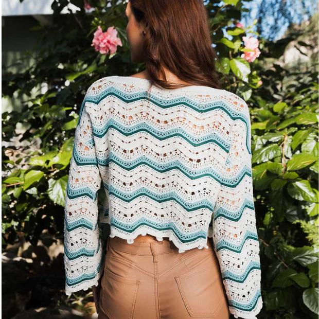 Tops cortos acampanados con diseño elegante de chevron.