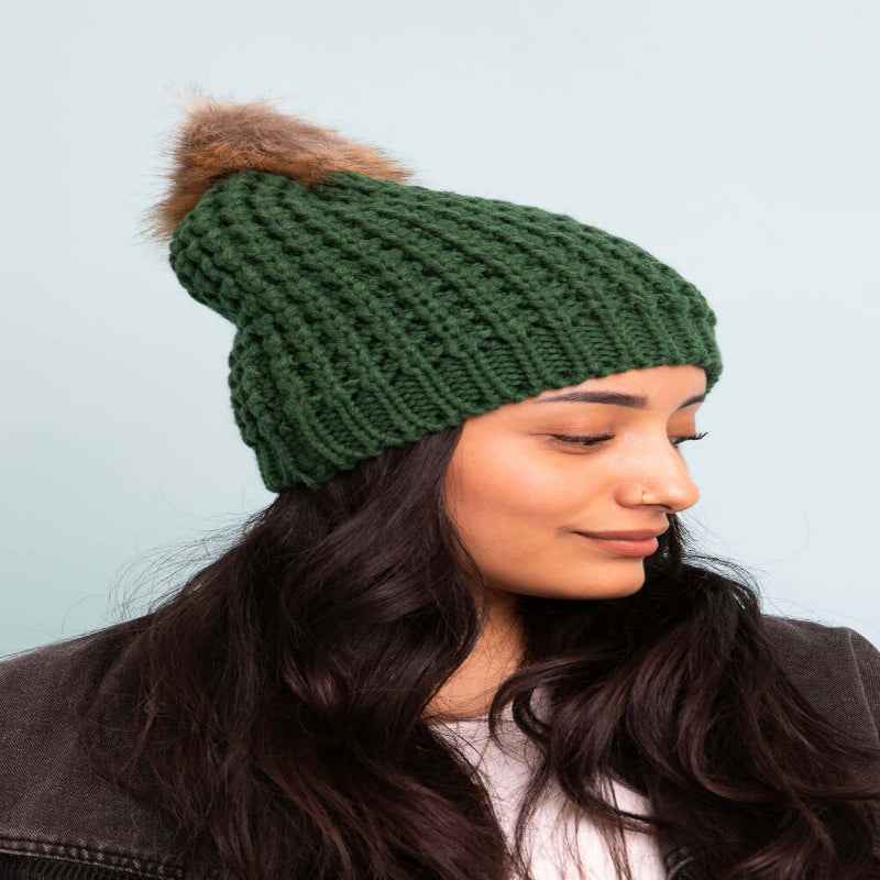 Gorros con pompón texturizado