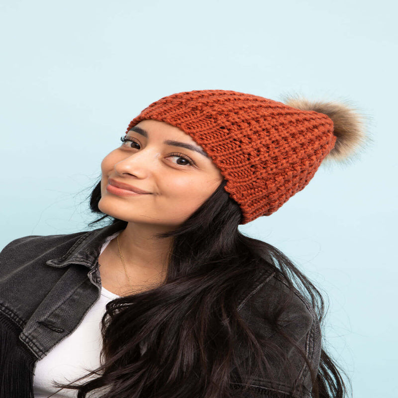 Gorros con pompón texturizado