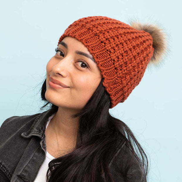 Bonnets à pompons texturés