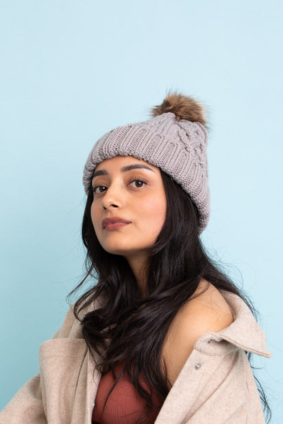 Gorro con pompón falso