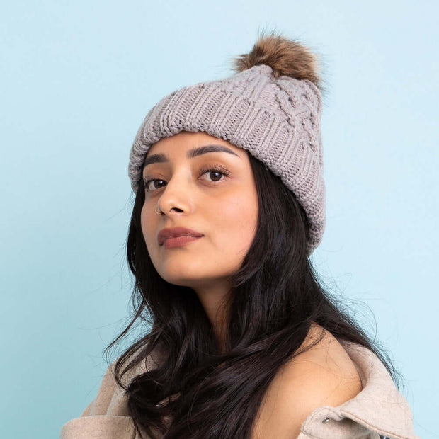 Bonnet à faux pompon