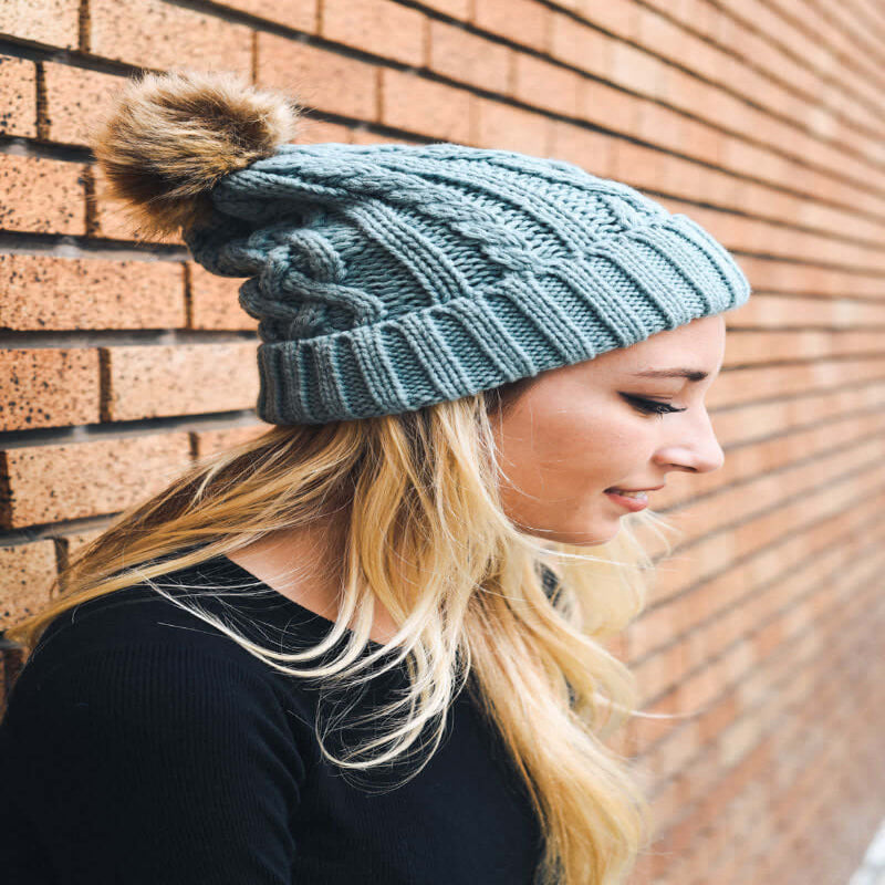 Gorro con pompón falso