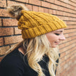 Gorro con pompón falso
