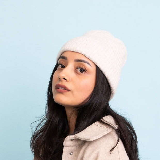 Gorros con puños de punto acanalado.