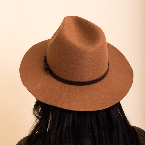 Chapeaux de style occidental à devant pincé.