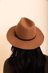 Sombrero estilo western con frente apretado