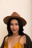 Sombreros estilo western con frente pellizcado.
