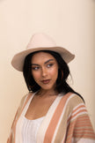 Sombreros estilo western con frente pellizcado.