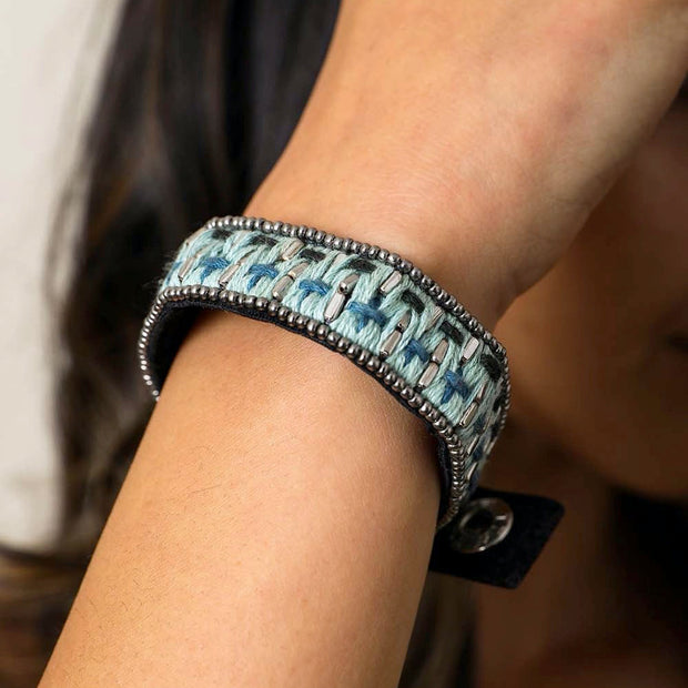 Pulseras de terciopelo tejido a presión