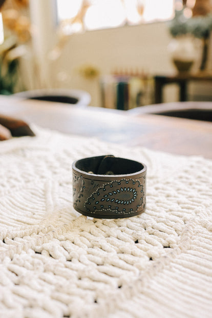Bracelets manchettes en cuir pressé Paisley.