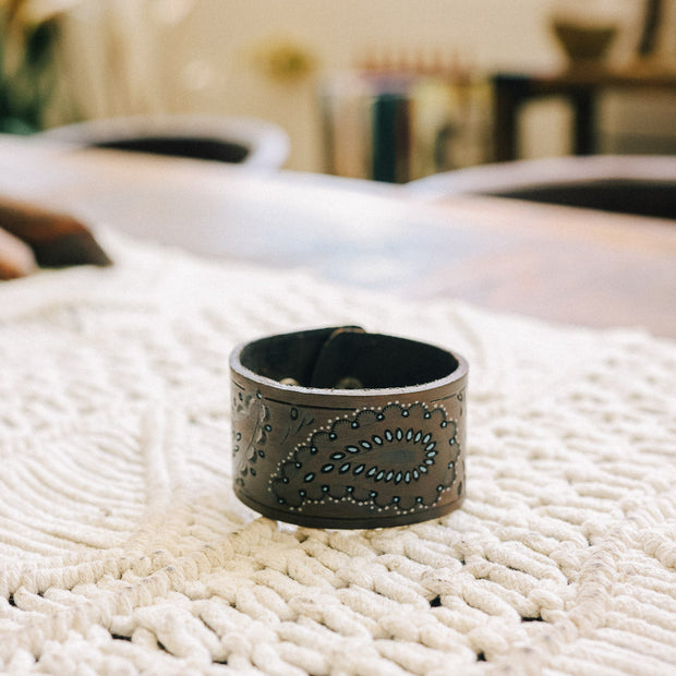 Bracelets manchettes en cuir pressé Paisley.