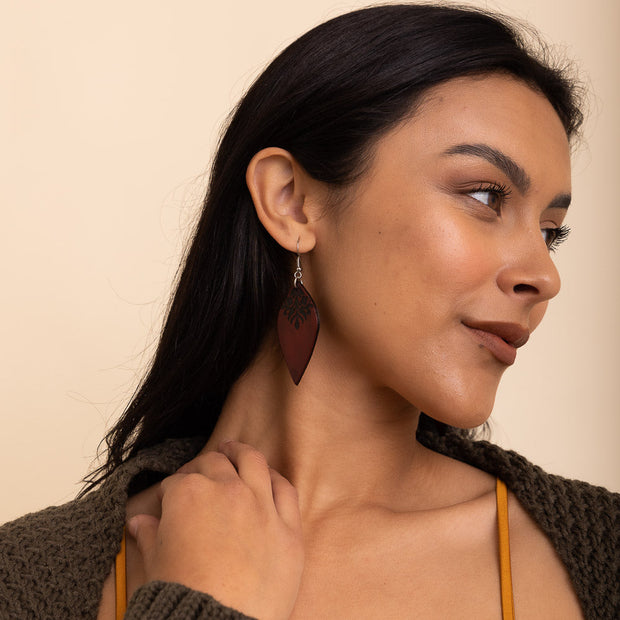 Pendientes de cuero con hojas grabadas