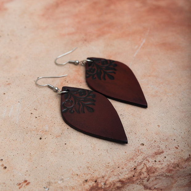 Boucles d'oreilles en cuir avec feuille gravée