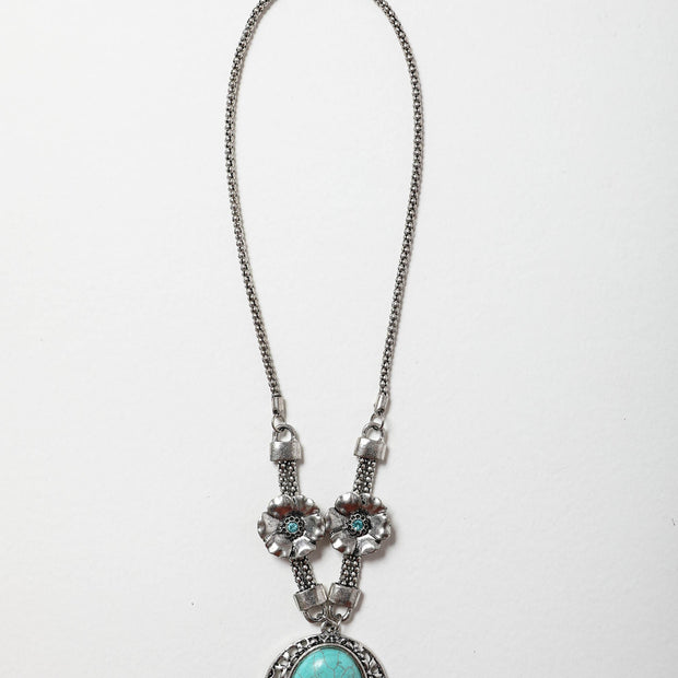 Colliers floraux en pierre turquoise.