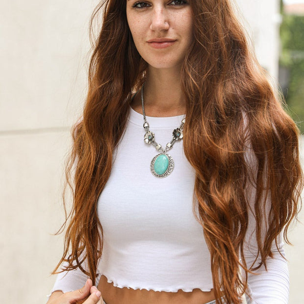 Colliers floraux en pierre turquoise.