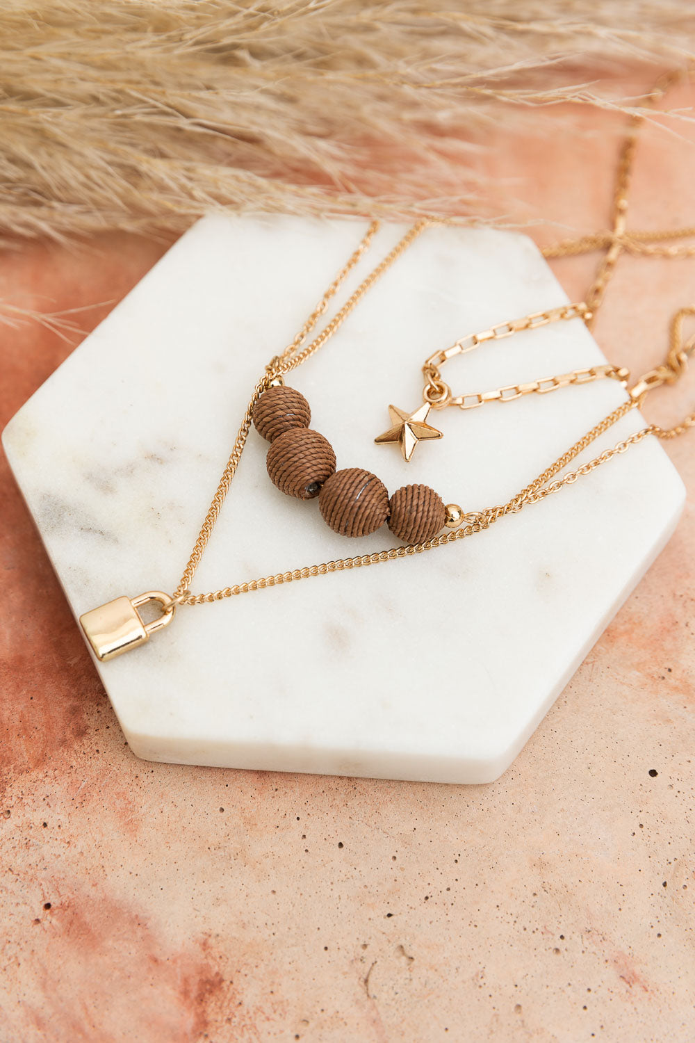 Collares con dijes en capas.