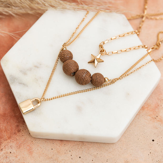 Collares con dijes en capas.